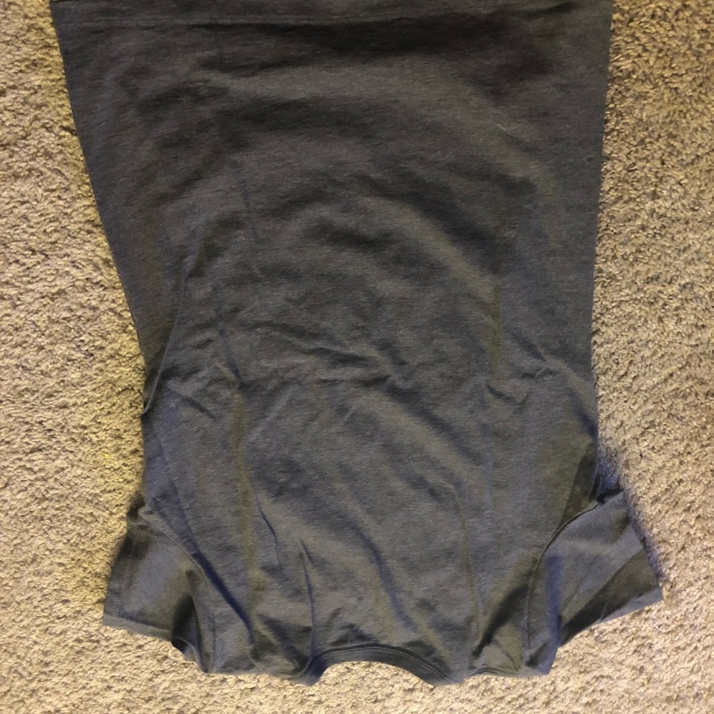 Grey t-shirt.
